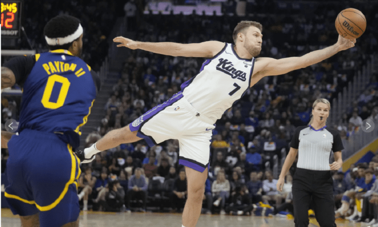 Απίστευτη ματσάρα στο Γουόριορς – Κινγκς – Τα «έσπασε» ο Βεζένκοφ