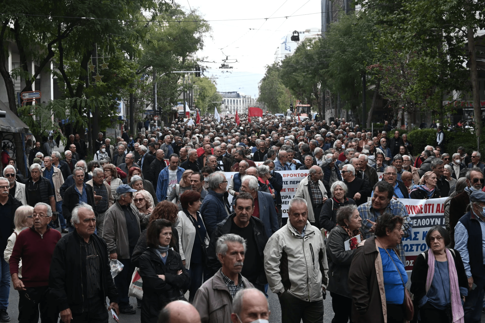 Αυξήσεις για μια αξιοπρεπή ζωή ζητούν οι περήφανοι συνταξιούχοι - Εντυπωσιακά μεγάλη πορεία στο κέντρο της Αθήνας.