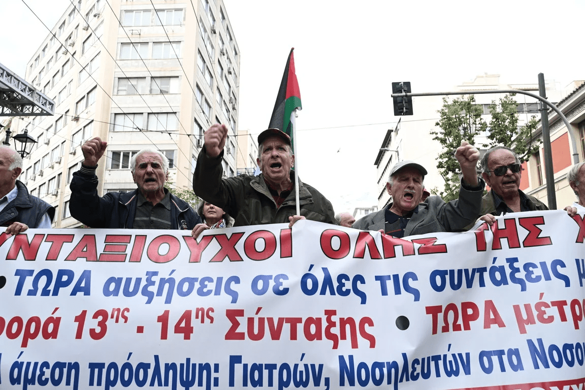 Αυξήσεις για μια αξιοπρεπή ζωή ζητούν οι περήφανοι συνταξιούχοι - Εντυπωσιακά μεγάλη πορεία στο κέντρο της Αθήνας.