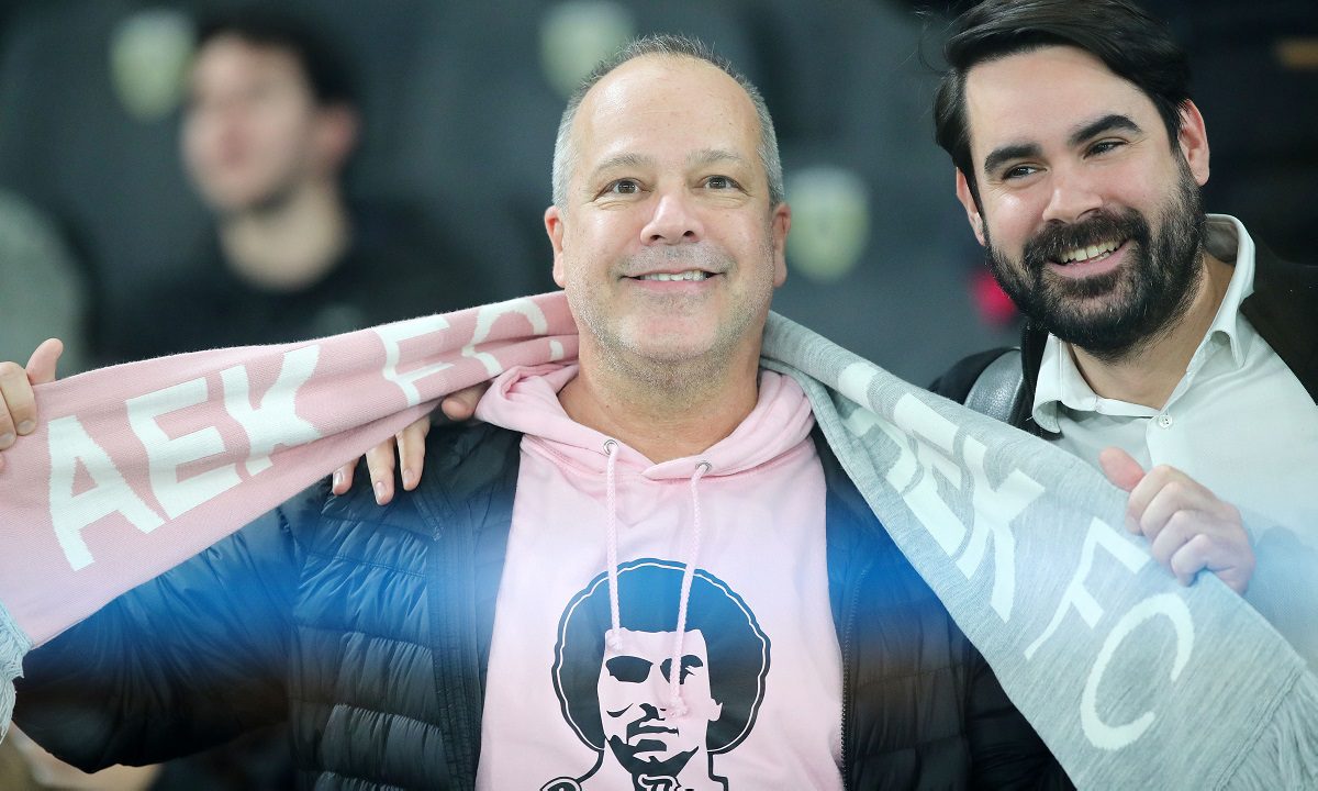 ΑΕΚτζής και Αρειανός μαζί στην ΟΠΑΠ Arena! – Οπαδός με κασκόλ ΑΕΚ και μπλούζα Γκάλη!