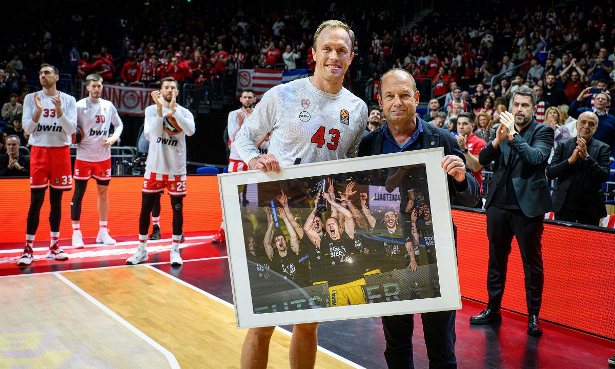 Φρενίτιδα στο ημίχρονο του Άλμπα – Ολυμπιακός: «Ο Μπαρτζώκας βάζει Σίκμα επειδή οι αντίπαλοι είναι φίλοι του και θα τον αφήσουν να σκοράρει»