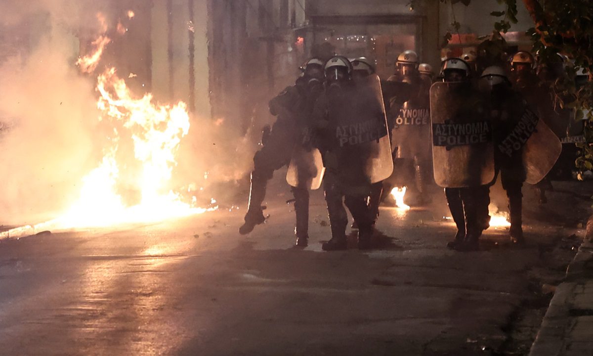 Τραυματισμός αστυνομικού: Βίντεο από τη στιγμή που πέφτει πάνω του η φωτοβολίδα (vid)