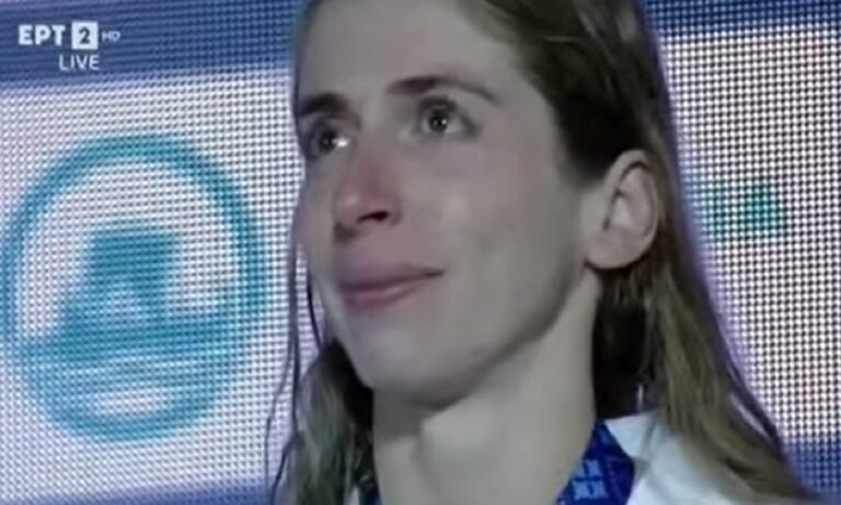 Η συγκίνηση για την Αννα Ντουντουνάκη στο άκουσμα του Εθνικού Υμνου