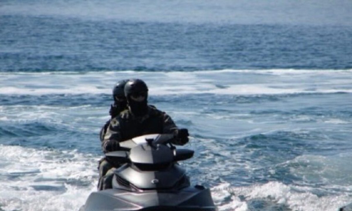 Μετανάστες: Ένας 18χρονος Τούρκος αποβίβασε δύο άτομα από το jet ski του στην ακτή ΣΚΑΝΔΑΡΙ στην Κω τα οποία συνελήφθησαν.