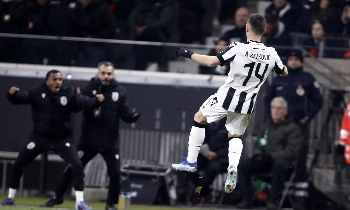 Ο προπονητής του ΠΑΟΚ μέσα στο γήπεδο! Ηγέτης