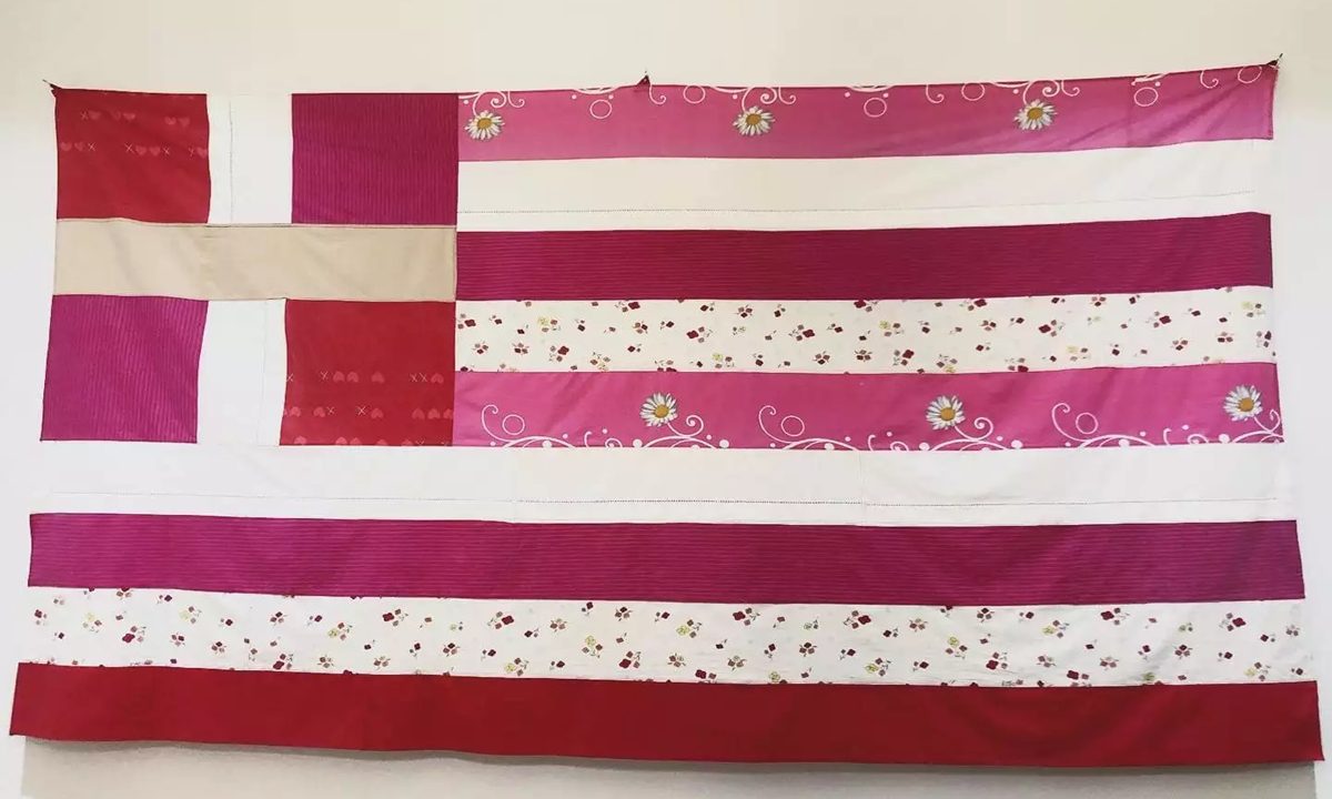 «Μύλος» το Μαξίμου για τη ροζ σημαία του αίσχους: O Γεραπετρίτης την κατέβασε κατόπιν εορτής και ο Καιρίδης την υπερασπίζεται!