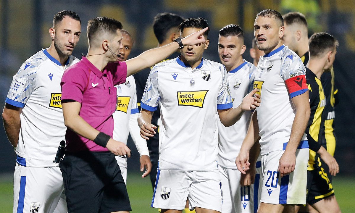 Αποκλειστικό: Δεν έπεισε κανέναν το πέναλτι που έδωσε ο Βάτσιος στο Άρης – Λαμία – Η διαφωνία με τον παρατηρητή στα αποδυτήρια!