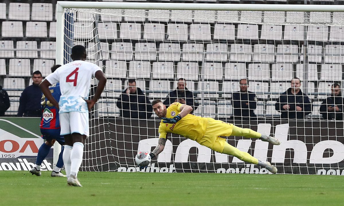 Βόλος – Ολυμπιακός: Αν είναι πέναλτι, είναι και κόκκινη! Γι’ αυτό αποβλήθηκε ο Ρέτσος (vid)