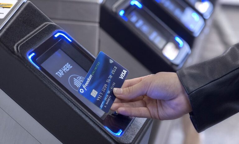 Με τραπεζική κάρτα οι επιβιβάσεις στα ΜΜΜ: Σήμερα με την κάρτα, αύριο με την ηλεκτρονική ταυτότητα, μεθαύριο με ένα εμφύτευμα