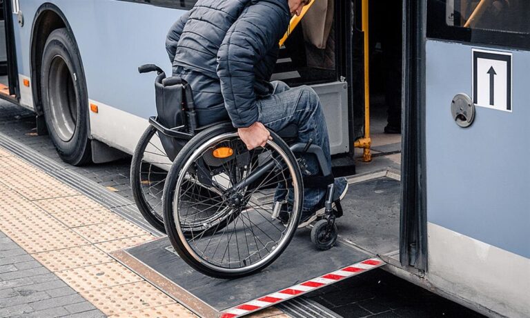 Απάνθρωποι και τριτοκοσμικοί: Με απόφαση ντροπής, το υπουργείο Μεταφορών επιτρέπει στα ΜΜΜ να αρνούνται την επιβίβαση σε ανάπηρους!