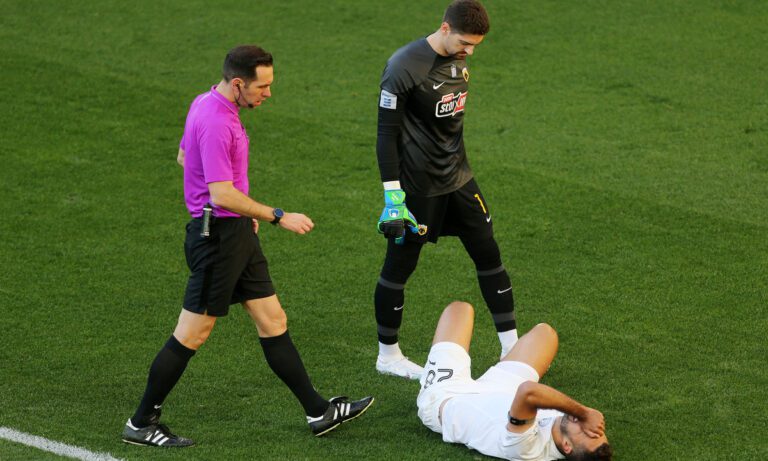 AEK – OΦΗ: Κανένα επιθετικό φάουλ στο πρώτο γκολ! Δύσκολη η φάση του πέναλτι (vids)