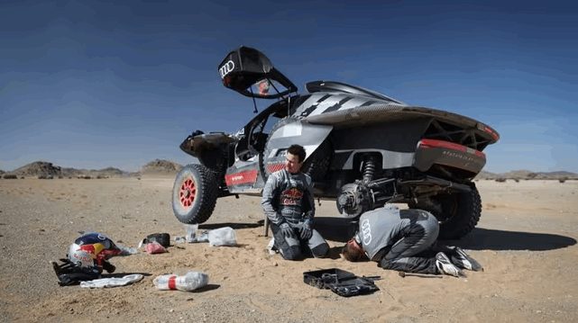 carlos-sainz-audi-crash-2024-rally-dakar-stage7-ntakar-rali-electric-car