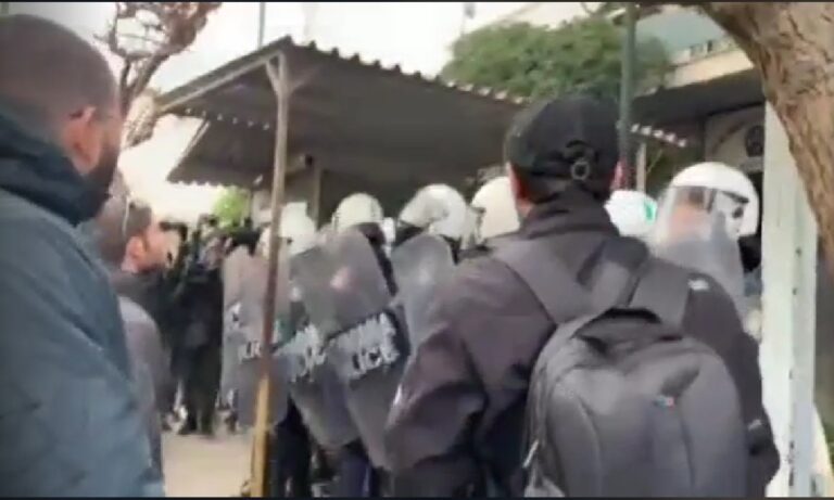 Νυν υπέρ πάντων ο αγών τραγουδούν στην κυβέρνηση για να περάσει ο γάμος ομοφύλων όταν ο κόσμος χάνει τα σπίτια του από τα fund