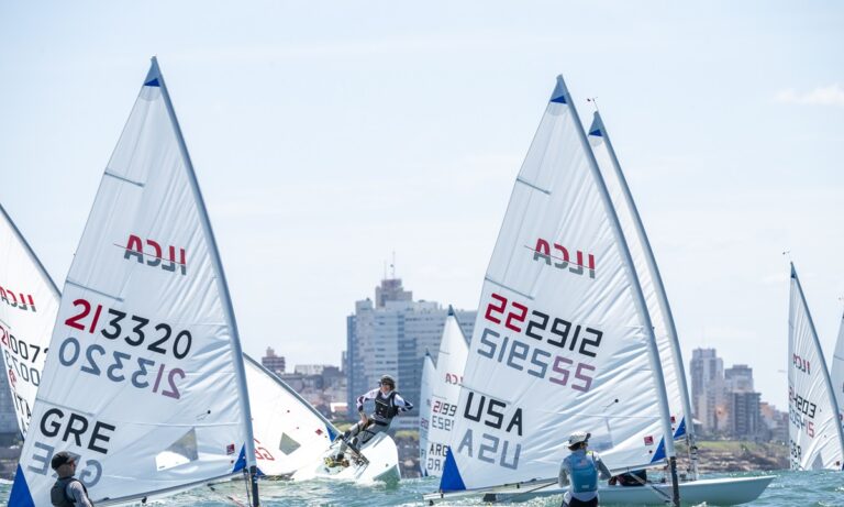 Στον χρυσό στολίσκο του Παγκοσμίου Πρωταθλήματος ILCA6 Youth της Αργεντινής συνεχίζουν και οι 5 Έλληνες ιστιοπλόοι