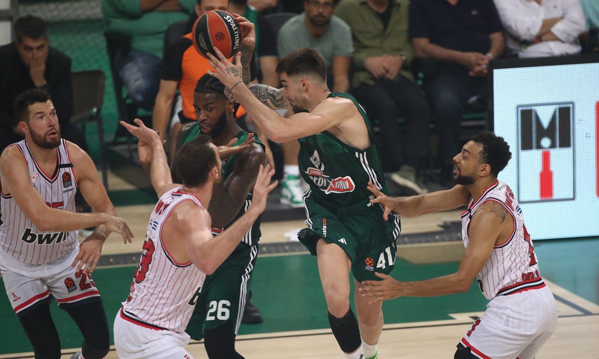 Με το «αιώνιο» ντέρμπι κορυφής Παναθηναϊκός - Ολυμπιακός στο ΟΑΚΑ πέφτει η αυλαία της 15ης αγωνιστικής της Stoiximan Basket League.
