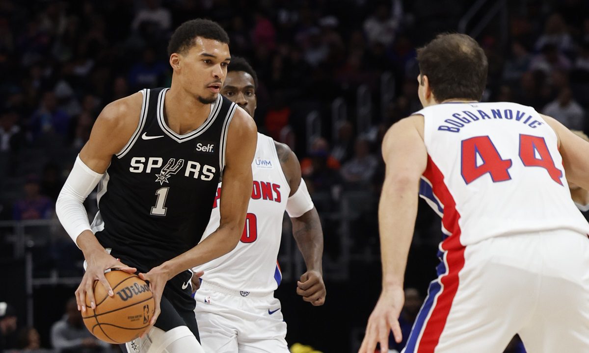 NBA Αποτελέσματα: Μυθικός Γουεμπανιάμα με triple-double σε 21 λεπτά – Στον πάγκο ξανά ο Βεζένκοφ στη νίκη των Κινγκς