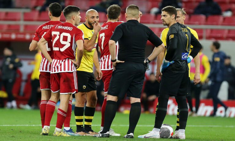 Ολυμπιακός – ΑΕΚ: Το παραδέχθηκε ο διαιτητής – Γι’ αυτό δεν έκανε παρέμβαση ο VAR στο γκολ του Μασούρα!