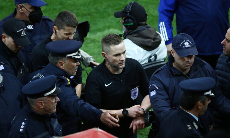 Ολυμπιακός – ΑΕΚ: Στη Σλοβακία πρέπει να μπει ασθενοφόρο για να σφυρίξουν πέναλτι – Ξεκάθαρος ο κανονισμός για το γκολ του Μασούρα!