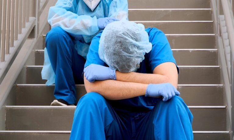 EΣΥ: Η κυβέρνηση συνθλίβει τους τελευταίους ήρωες γιατρούς – Αναισθησιολόγος έπαθε εγκεφαλικό λόγω υπερκόπωσης – «Ένας-ένας καταρρέουμε»