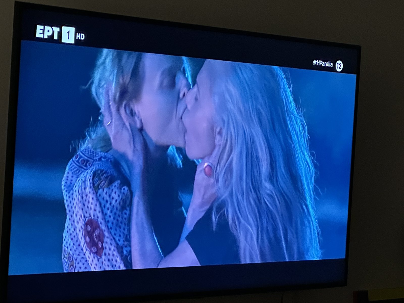 Λεσβιακές ερωτικές σκηνές προβάλλονται στην καθημερινή σειρά της ΕΡΤ: «Η Παραλία» και έχουν ίδια σήμανση με τα... Χελωνονιντζάκια στο NICKELODEON!