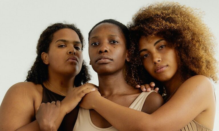 Έρχεται από το… παράθυρο η πολυγαμία – Τι έγινε στη Γαλλία