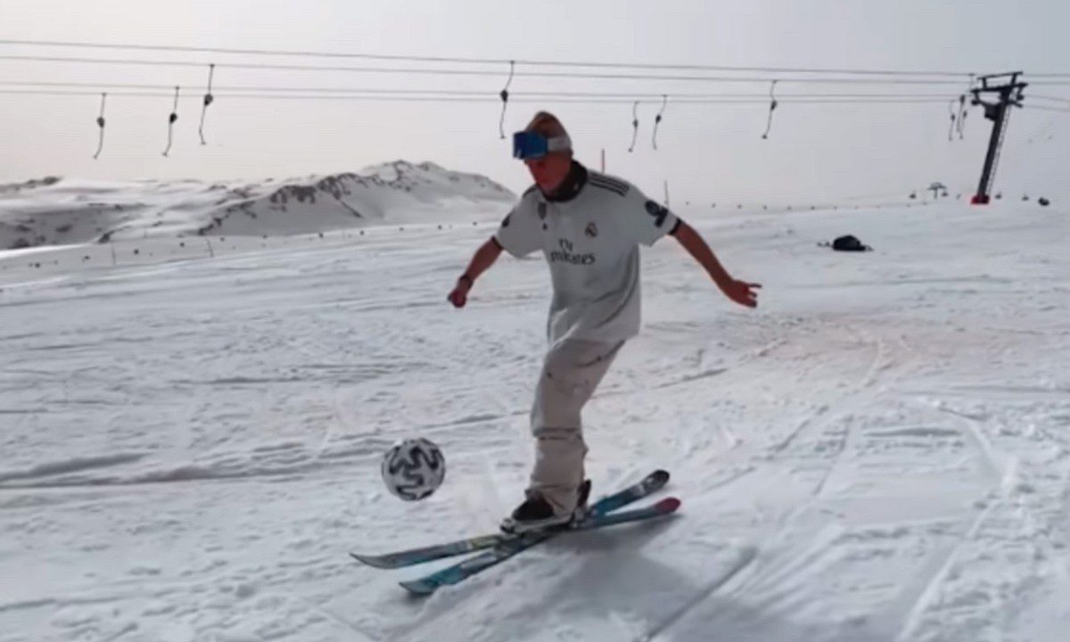 Συνδυάζεται το ποδόσφαιρο με το σκι; – Απίστευτος τύπος κάνει κόλπα στα χιόνια