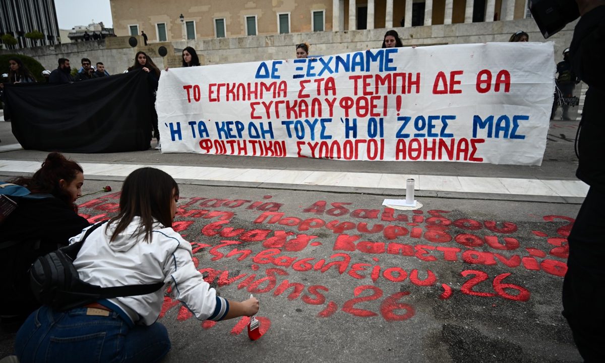Έγκλημα στα Τέμπη: Φοιτητές έγραψαν ξανά τα ονόματα των 57 νεκρών έξω από τη Βουλή! – Ξανά με κόκκινο, όπως το αίμα των αθώων
