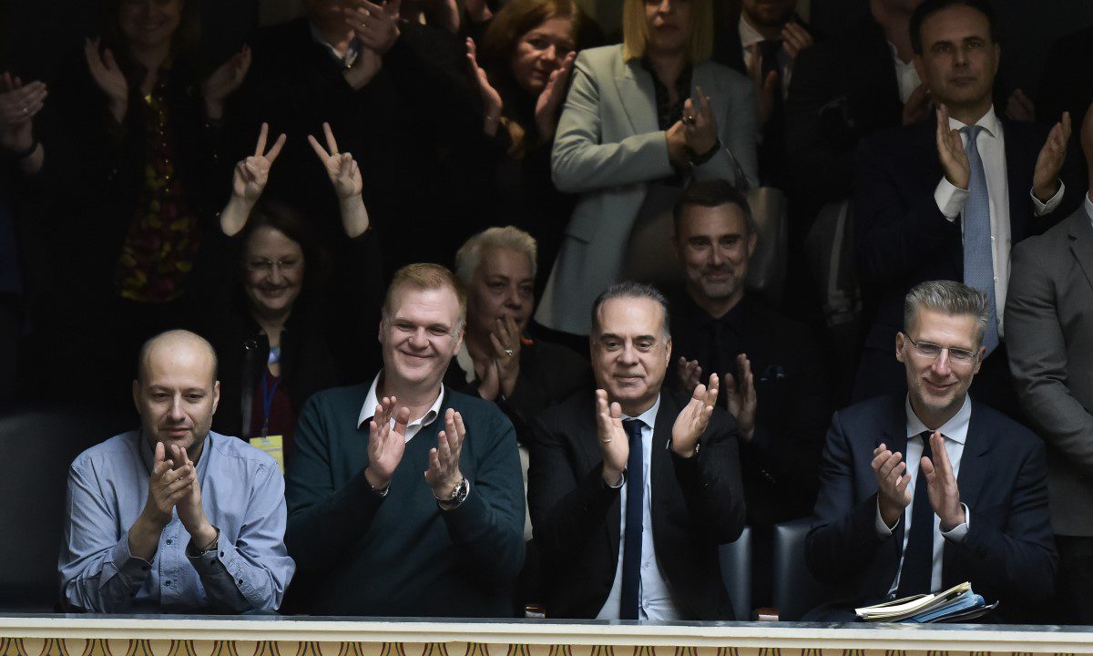 Γάμος ομόφυλων Ελλάδα: Η Νέα Δημοκρατία δεν ήθελε να χάσει ούτε τη λεζάντα…