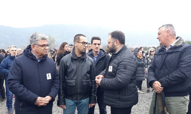 Tέμπη: Δημήτρης Νατσιός και βουλευτές συμπροσευχήθηκαν ανάμεσα στους γονείς και τους συγγενείς των θυμάτων