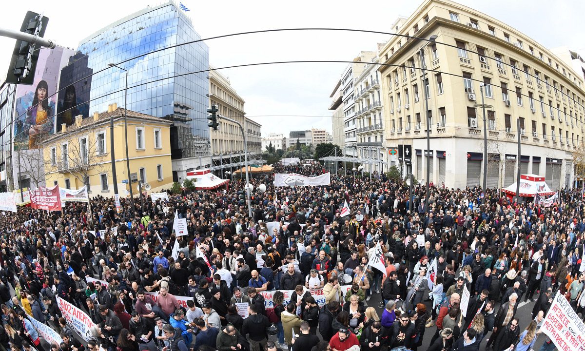 Χαμός σε όλη την Ελλάδα από διαδηλώσεις για τα Τέμπη (pics, vids)