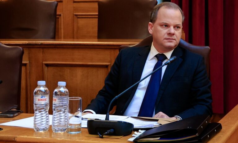 Έγκλημα στα Τέμπη: «Βάρος» ο Καραμανλής για την κυβέρνηση – Γαλάζιοι βουλευτές άρχισαν να τον «αδειάζουν» – «Εγώ θα παραιτούμουν από την ασυλία» είπε ο Κτιστάκης