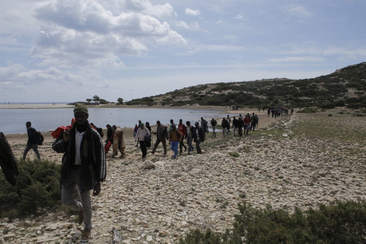 Γαύδος: SOS εκπέμπουν οι Αρχές του νησιού - Κύμα λαθρομεταναστών απειλεί να «βουλιάξει» το νησί - Δεν υπάρχουν υποδομές, ούτε προσωπικό.