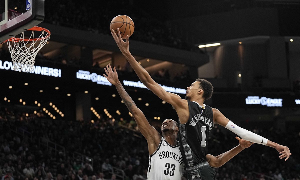 NBA Αποτελέσματα: Τέζαρε τους Νάγκετς ο Ίρβινγκ – Έγραψε ιστορία ο εκπληκτικός Ουεμπανιάμα