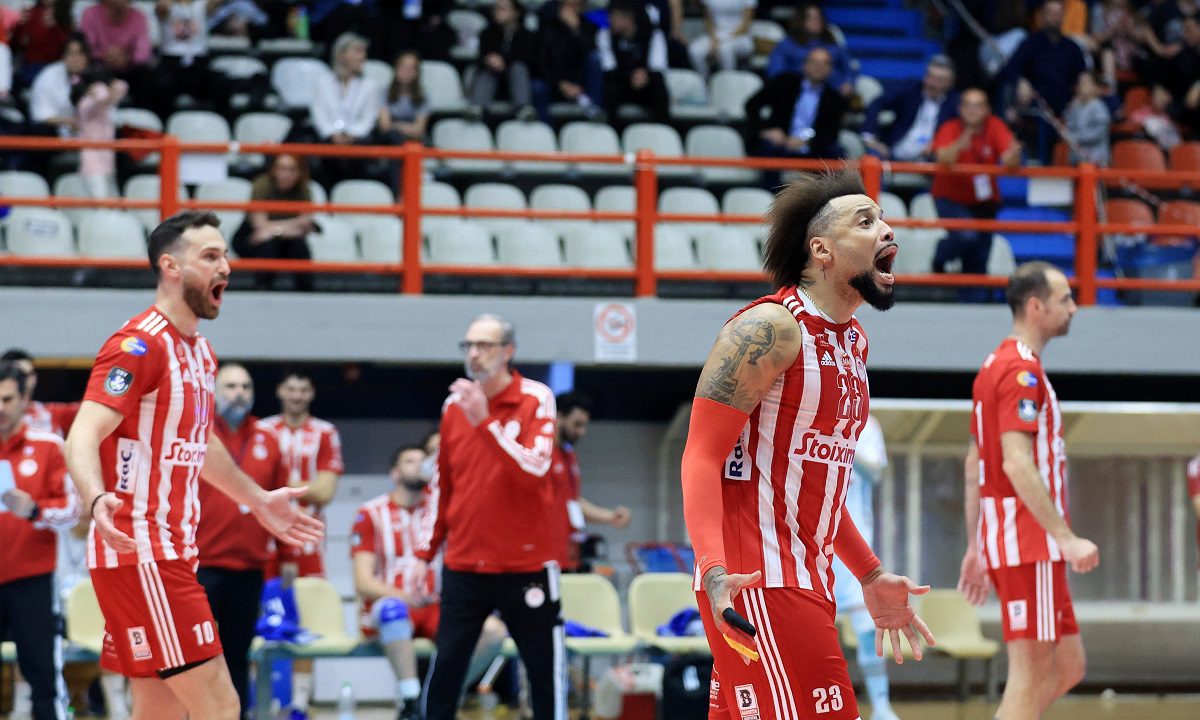 Ο Ολυμπιακός στο βόλεϊ σηκώνει τη μία κούπα μετά την άλλη (vids)