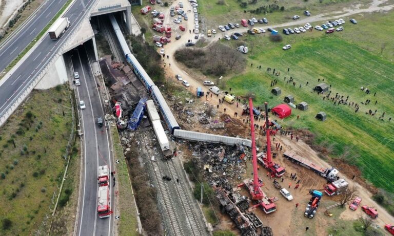 Τέμπη Συγκάλυψη: Οργή λαού για τη μονταζιέρα του Μαξίμου