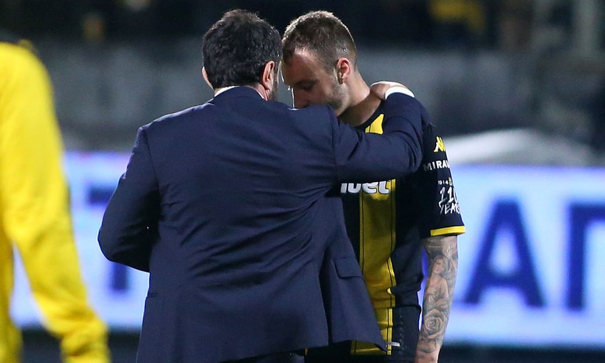 Ο ισχυρός άνδρας της ΠΑΕ Άρης, Θόδωρος Καρυπίδης κατέβηκε στον αγωνιστικό χώρο και μοίρασε συγχαρητήρια μετά το πολύτιμο 1-1 με τον Ολυμπιακό