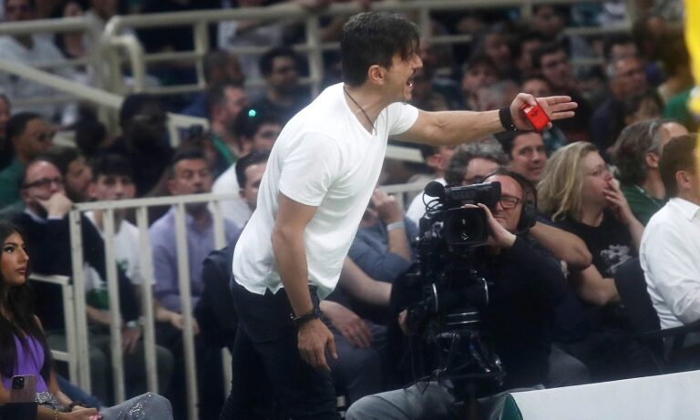 Ο Γιαννακόπουλος είδε το Παναθηναϊκός-Μακάμπι δίπλα από τον αγωνιστικό χώρο: Οι έντονες αντιδράσεις του (pics)