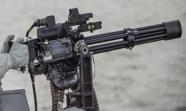 M134 Minigun: Το εξάκανο τέρας για όλα τα ελληνικά ελικόπτερα – Διαλύει τα πάντα