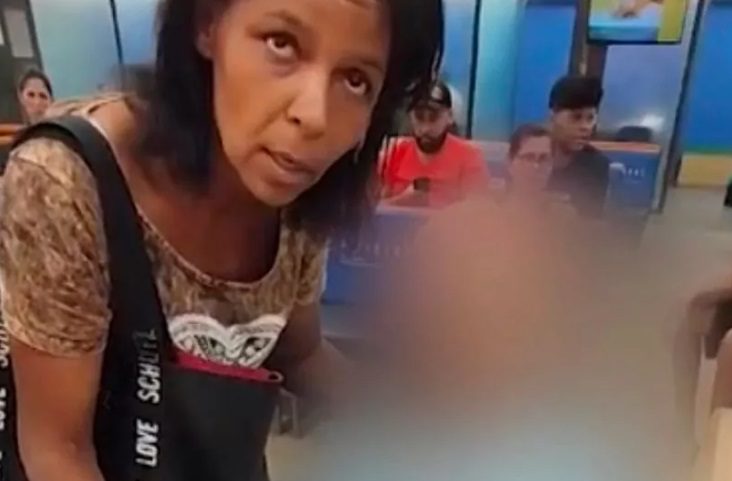 Γυναίκα εμπνευσμένη από το Τρελό Σαββατοκύριακο στου Μπέρνι πήγε με το νεκρό της θείο στην τράπεζα να πάρει δάνειο και του κουνούσε τα χέρια