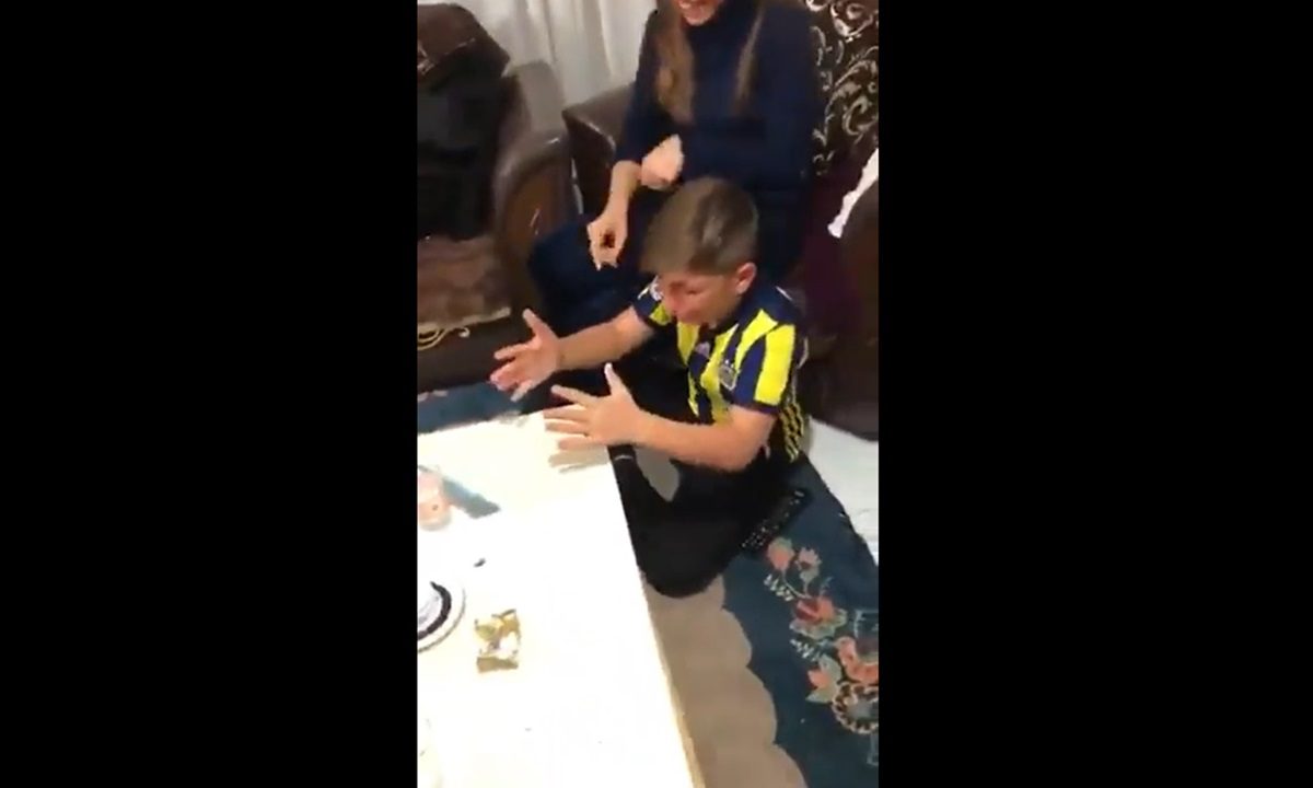 Φενέρμπαχτσε – Ολυμπιακός: Απίστευτο ξέσπασμα από Τούρκο πιτσιρικά! (vid)