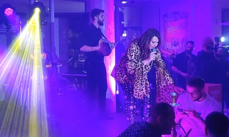 Στράβωσε η Καίτη Γαρμπή με θαμώνα; (vid)