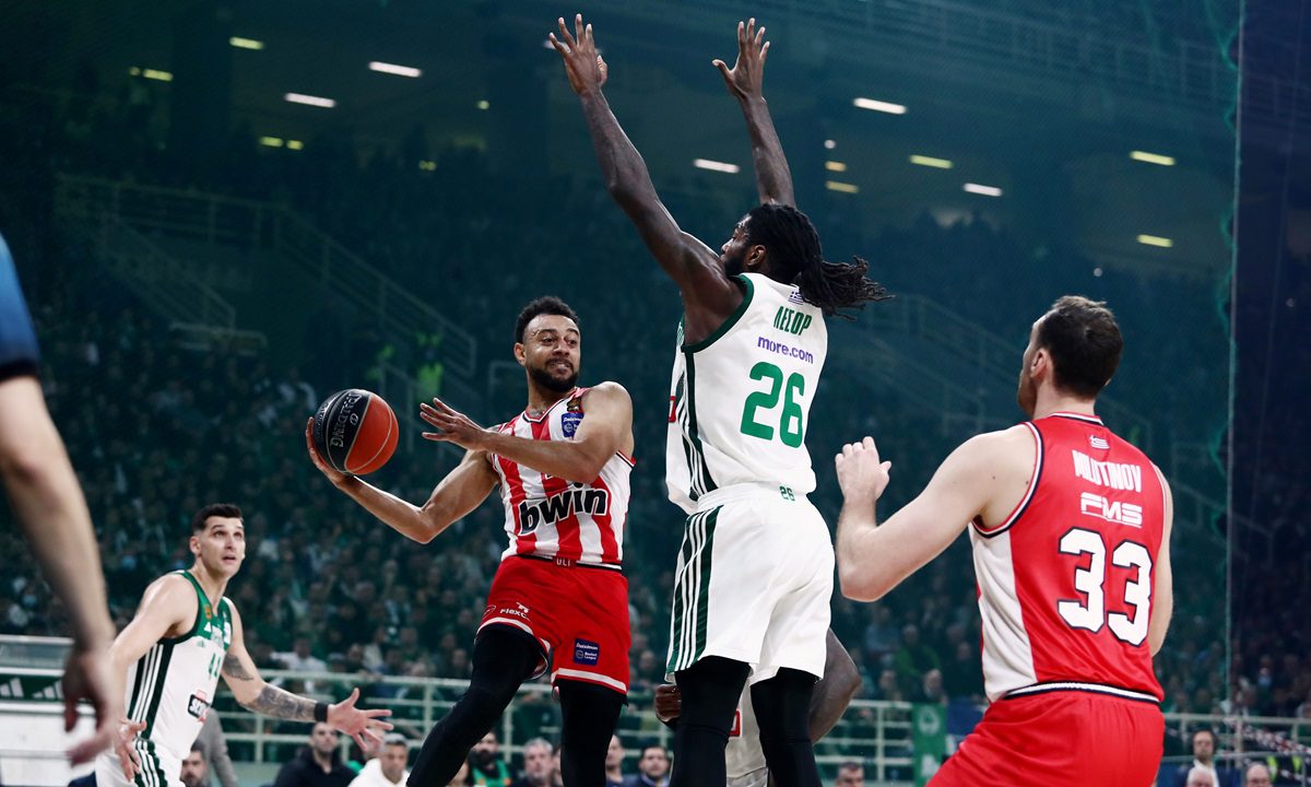 Με το «αιώνιο» ντέρμπι Παναθηναϊκός - Ολυμπιακός ολοκληρώνεται το πρόγραμμα της 3ης αγωνιστικής του Top-6 στη Basket League.