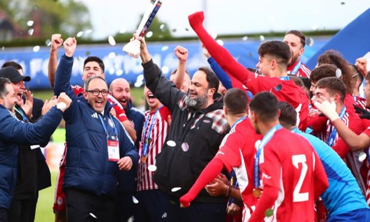 Βαγγέλης Μαρινάκης: Το σήκωσε στον ουρανό της Ελβετίας – Το μόνο ευρωπαϊκό τρόπαιο που έχει πάρει ελληνική ομάδα ποδοσφαίρου – Και έγραψε ιστορία ο Ολυμπιακός