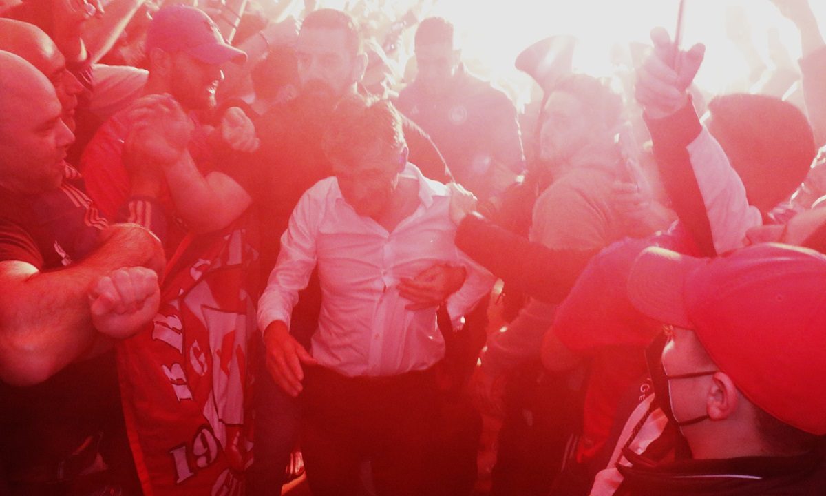 Ολυμπιακός: Μυθική υποδοχή στο αεροδρόμιο – «Φέρτε μας το ευρωπαϊκό!» (vids)