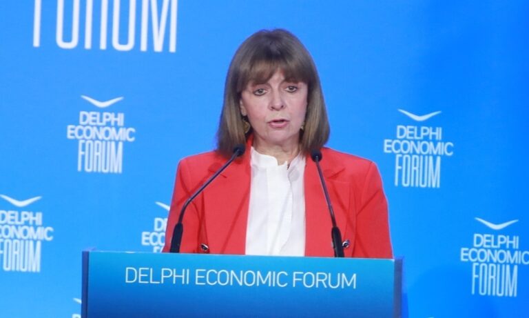 «Παρα – υπουργός» ΝΔ η Κατερίνα Σακελλαροπούλου: Ιδανική να κάνει τα ρεπό του κυβερνητικού εκπροσώπου Παύλου Μαρινάκη