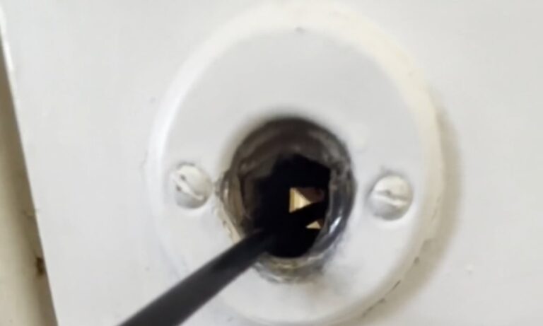 Κλειδώθηκε στην κουζίνα και πέρασε το φραπέ με καλαμάκι από την κλειδαρότρυπα