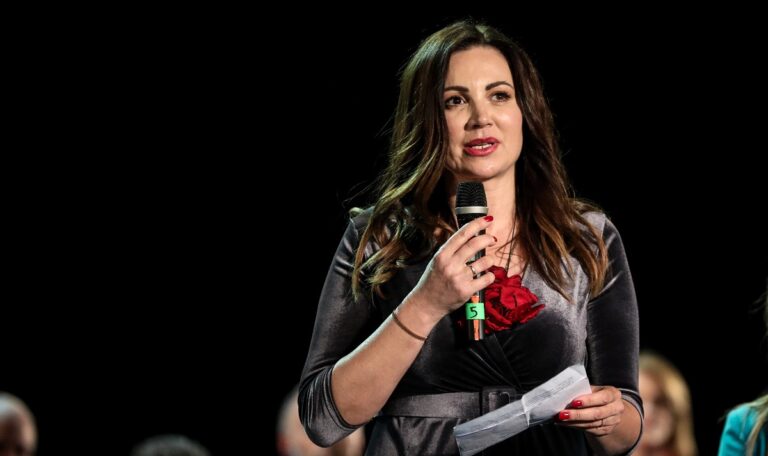 Ντροπιαστικό ξέπλυμα της κυβέρνησης από τη Βίκυ Φλέσσα: «Τα παιδιά στα Τέμπη τα σκοτώσαμε όλοι και όλες μαζί»!