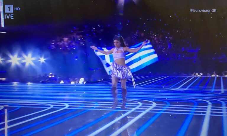 Μαρίνα Σάττι: Πανικός στην αρένα της Eurovision μόλις μπήκε με την ελληνική σημαία (pic)