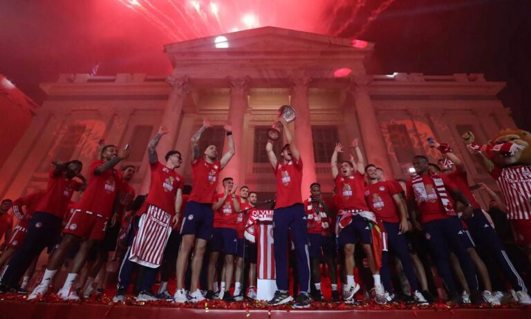 Θρυλικές στιγμές με το τρόπαιο του Conference στον Πειραιά – Μαρινάκης: «Ζήτω ο Πειραιάς, ζήτω η Ελλάδα» (vids)