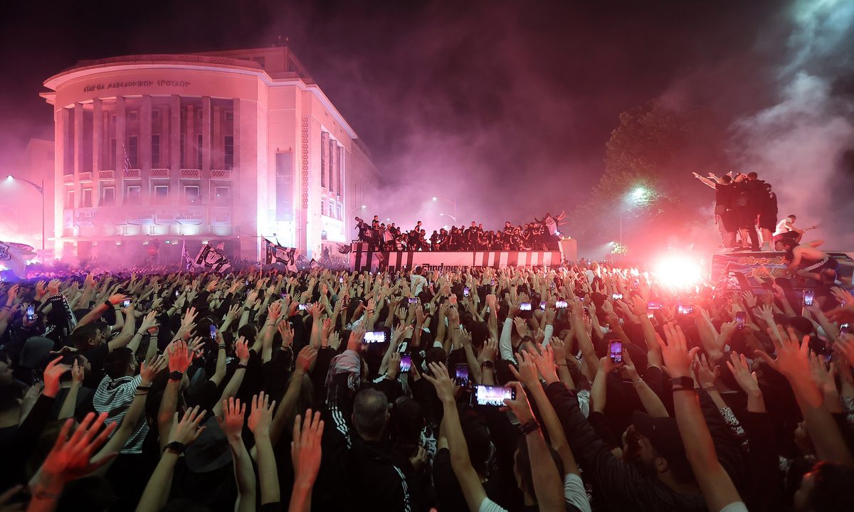 «Κάηκε» η Θεσσαλονίκη για τον πρωταθλητή ΠΑΟΚ – Πάρτι μέχρι το πρωί στο Λευκό Πύργο (pics &vids)